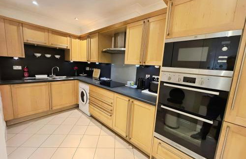 Spacious 3 bed Apt with parking near Harborne High Street - Photo 15