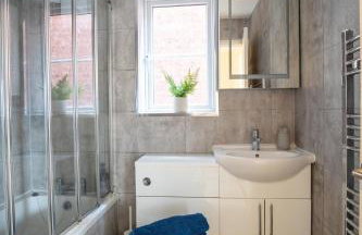 2BR Home Near Shops & Transport Links - Foto 17