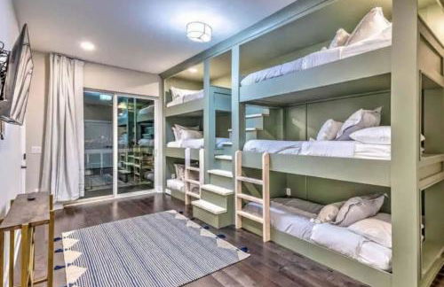 Luxury four-story Home, Rooftop Deck with views, PingPong! Sleeps 12! - Photo 20