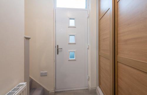 Sleeps 6 4 bedrooms 2 minute walk to the Square Hosted Happy Valley Cast - Photo 28