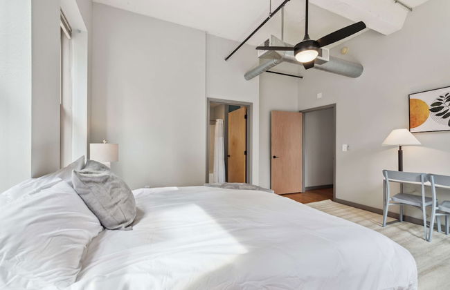 Spacious 2BR Downtown Retreat - Photo 5