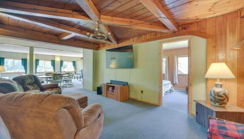 Spacious Winter Retreat with River Access and Kayaks! - Foto 5