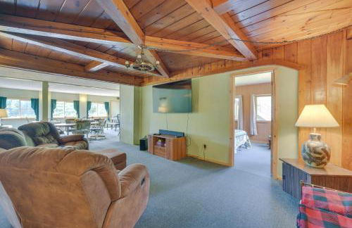 Spacious Winter Retreat with River Access and Kayaks! - Foto 5