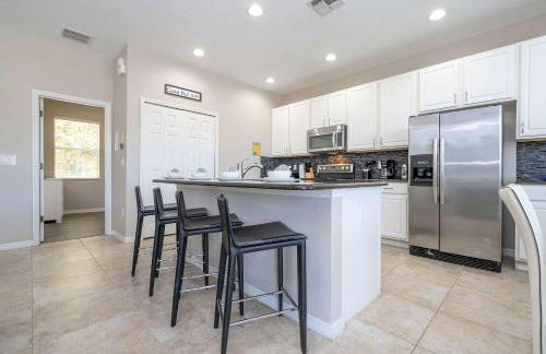 4BR Lakefront - Themed Rooms - Pool & BBQ! - Foto 31