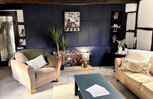 Stylish Tudor Cottage & Hot Tub - Photo 3