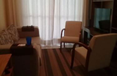 Encantador a 2 quadras da Enseada, com varanda e garagem - Foto 1