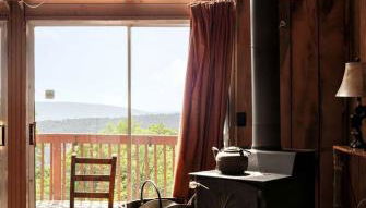 Rustic-Modern Chalet w/ Fire Pit, Deck & Views in Slanesville, WV - Foto 3