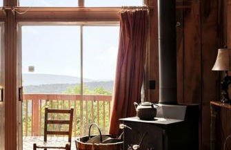 Rustic-Modern Chalet w/ Fire Pit, Deck & Views in Slanesville, WV - Foto 3