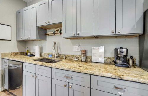 Luxury Retreat with Hot Tub Fire Pit & Forest Views - Foto 13