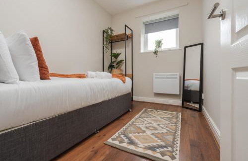 Cozy Waterfront Apartment - Free Parking & Wi-Fi - Photo 54