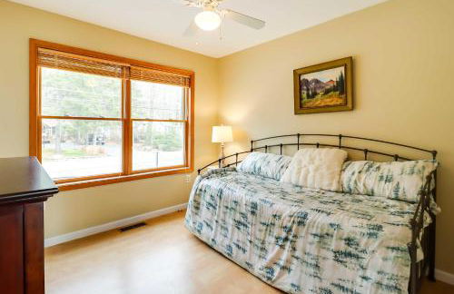 Lakefront Poconos Family Home with Pool Access - Foto 20