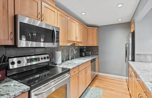 Modern Amenities Gas Fireplace Central Location - Foto 15