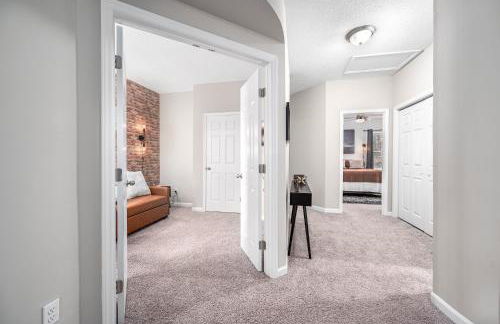 Cozy Industrial Kildaire Farms Home- near Downtown - Foto 20