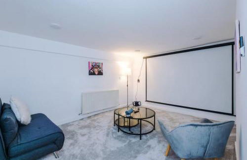 Group-Friendly Home near Manchester with Hot Tub and Private Cinema Room - Foto 44