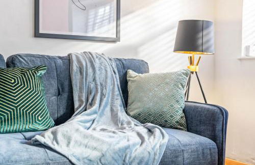 3BR Kingswood Cottage with Detached Unit - Photo 16