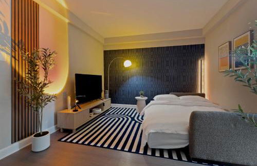 CASA Arlington Suite with Top-Tier Amenities & Parking - Foto 29