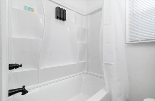 Urban Oasis Cozy Home Near Downtown with Game Room and Firepit - Foto 17