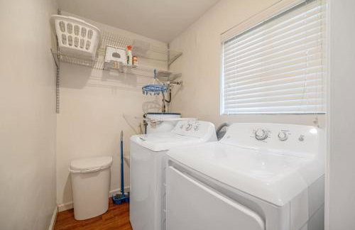 Longer Stay for Travelers Blocks from Hospital and Downtown Security Gates - Foto 35