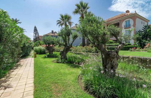 LAP- 3 bed apartment on the beach. Families only - Photo 49