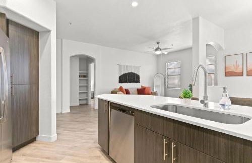 CozySuites Glendale by the stadium with pool 16 - Foto 8