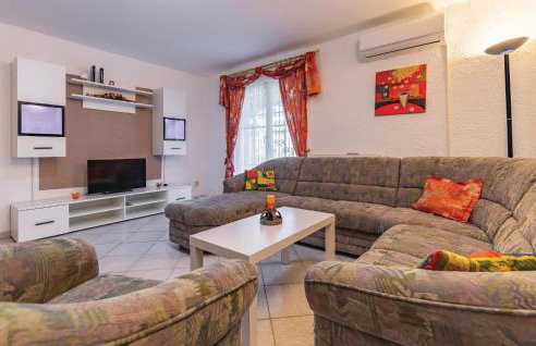 3 Bedroom Awesome Apartment In Pavicini - Photo 16