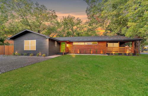 New-The Mod Poppy Large home 10 minutes from it all - Photo 1