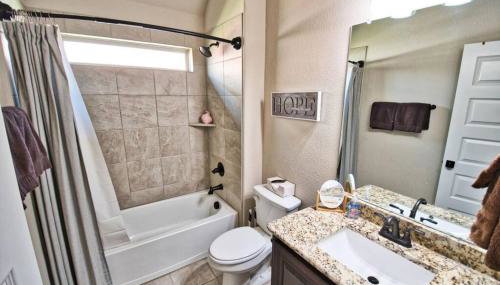 Waxahachie Queen bed, 10 mins 2 DWNT & Medical managed by stay albatross rentals 254-500-2317 - Foto 4, towels, Shower