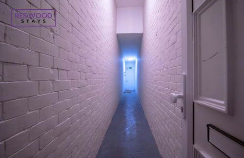 Newly Refurbished Spacious Serviced Apartment for Contractors and Families, Free WiFi & Netflix By Redwood Stays - Foto 23