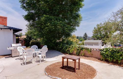 Charming 5 Bedroom Granada Hills House with Pool - Foto 31