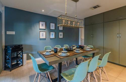 Serene POOL & Firepit in Stunning Home By Airport - Foto 27