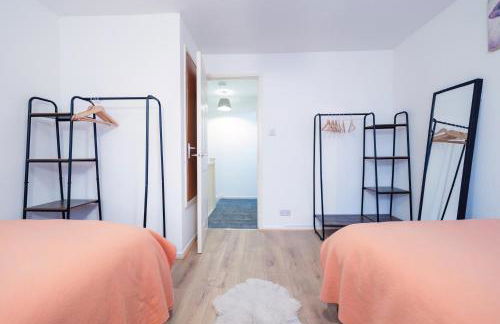 Near Heathrow T5 Slough Windsor sleeps 3-4 - Photo 13