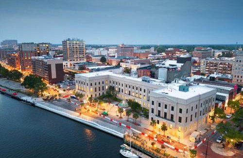 Private Downtown Bungalow Near Riverwalk & Beaches - Photo 3