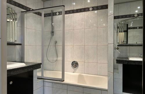 Parkplätze, Einzelbetten, 2 TVs, Balkon, Terrasse, fast Wi-Fi bis zu 1000 Mbit, Homeoffice - Foto 31