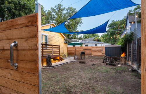 East Austin Bungalow w BBQ Firepit Fun Yard - Foto 18