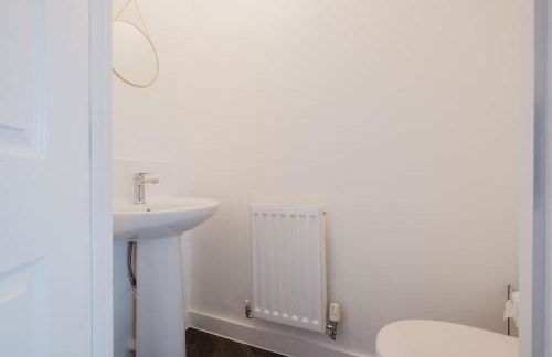 Modern and Comfortable Home away from Home - Photo 11