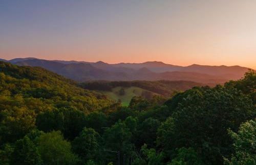 Chasing Sunsets: A Cozy 2-Bedroom Cabin in Smoky Mts with Stunning Mountain Views. - Foto 58