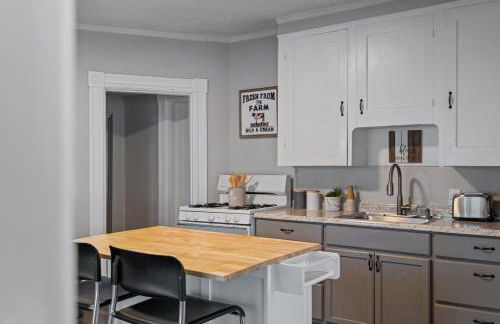 Stylish First Floor Apartment w Private Front Porch - Photo 8