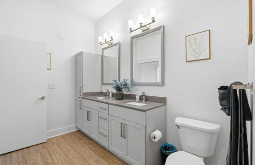 Skyline Retreat - Free Parking, Pool, Balcony - Foto 39