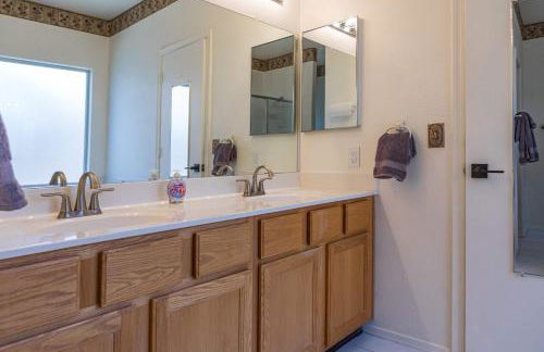 Modern House with Office Cornhole Near Freeways - Foto 20