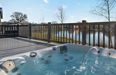 Kingfisher Lodge - Lakeside Lodge With Hot Tub - Foto 1