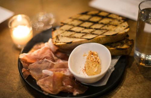 Charming East Nash Retreat, Walk to Dining Faves, Cozy Den, Workspace and Smart TVs, Plush Velvet Sofa, Full Kitchen & Garage, Near Mas Tacos & Five Points, 10 Min to Broadway, 24 Hr Hospitality - Foto 28