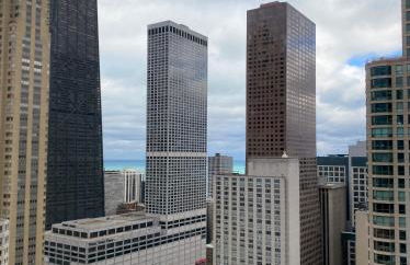 River North Magnificent Mile Condo, Lake and City Views, 43rd Floor Corner, Parking Included! - Foto 36