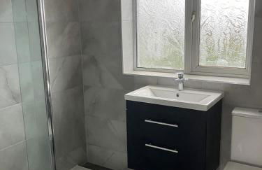 3 Bedroom home, with 4 beds, parking, walk to station & town centre families and business visitors welcome - Foto 14