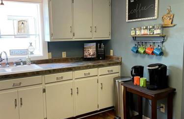 Charming Downtown Cottage with Porch & Backyard Retreat near Beaverhead River in Dillon, Montana - Foto 15