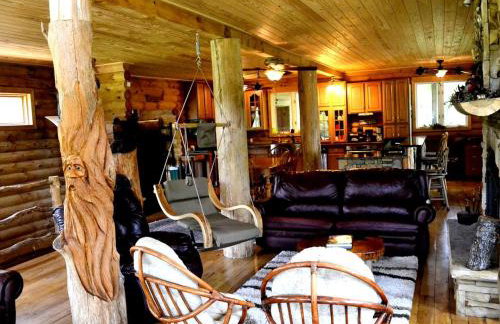 Stately Log Cabin with a Pool for a Group Getaway near Chickamauga, Georgia - Foto 14