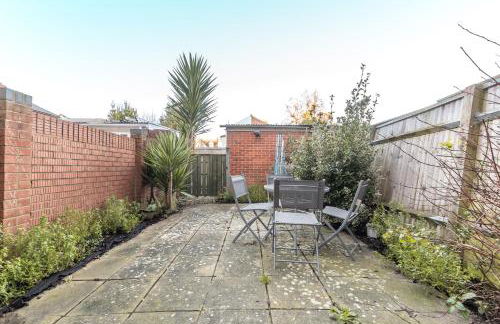 BEST PRICE! LARGE HOME - SMART TV - COMFY BEDS - GARDEN - 4 Single Beds or 2 Doubles! SLEEPS UP TO 4 GUESTS!! - Photo 15