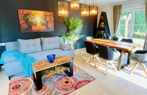 The Villa Toscana, a serene retreat in Center of Friedrichshafen City with lush green lawns, terrace & private garage- Lidl, Bakery walking distance- Bodenseecenter, Sportsbad 3 mins, Lake 7 mins - Foto 1