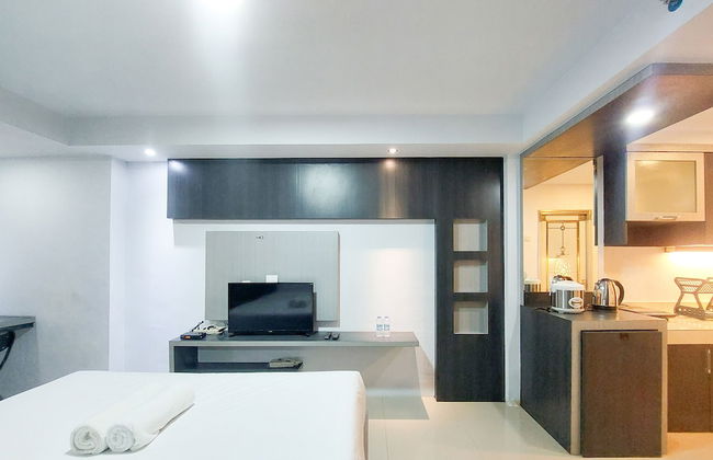 Homey And Warm Studio Apartment At Mansyur Residence - Foto 12