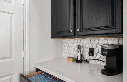 Upscale 4BR Cypress Home w Pool, Hot Tub, Theater, Sleeps 20 - Foto 34