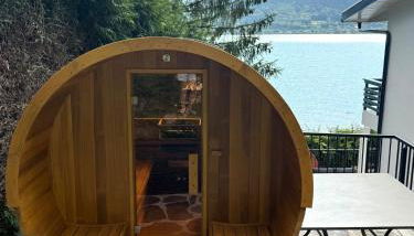 La Maison du Lac sleeps 10 and has air conditioning - Foto 3
